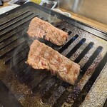 ライブ焼肉 てんぐ - 赤身はサッと焼くだけで！