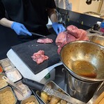 ライブ焼肉 てんぐ - 目の前で肉をカット！