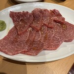 ライブ焼肉 てんぐ 千日前店 - 生でもいけると言う赤身！程よいサシが美味い！