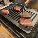 ライブ焼肉 てんぐ 千日前店 - 上ハラミの叩き焼きを食べ比べ！どちらも絶品！