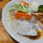 キッチン ブルー グローブ - ソテーと甘い人参を添えて