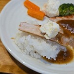 キッチン ブルー グローブ - ご飯を乗せ、ソテーにはポテサラを添えて