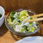 キッチン ブルー グローブ - サラダをいただき