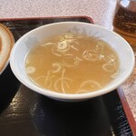 食堂 いちばん - オムライスについてくるラーメンスープ。