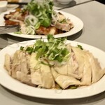 威南記海南鶏飯 - 1/2 スチームチキン（4〜5人前）
      ※奥は1/2 ローストチキン（4〜5人前）