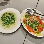 威南記海南鶏飯 - 豆苗のニンニク炒め／パクチーサラダ