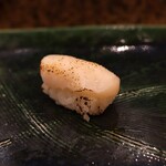 にぎり鮨 一五〇 - 炙り帆立