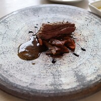 オーガニックグリル鵠沼海岸 - 牧草牛 きんぴら 黒にんにくグレービーソース バルサミコ