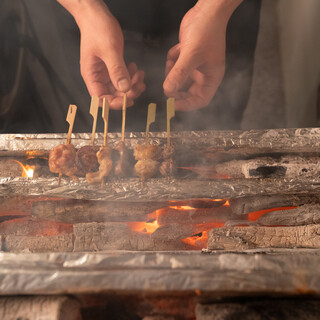 様々な部位を熱々で楽しめる！ひと口サイズの炭火焼き鳥が名物！
