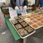 ゆりあげ港朝市 - 牡蠣飯1300円、サーモンいくら丼600円