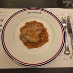 289544484 - メインに選んだのはこの日の肉料理。ワインはもう一度白ワインに戻した。