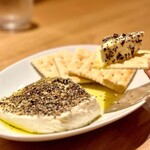 濃厚クリームチーズのテリーヌ 粗挽き黒胡椒添え