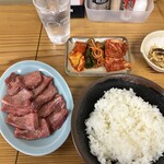 精肉・焼肉 とよおか - キムチ小650円、大ライス300円、お通し、上タン塩