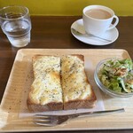 かどでcafe - パンもボリュームがあって食べ応えありますよ！　紅茶派の私もここではホットオーレで癒されます(๑˃̵ᴗ˂̵)