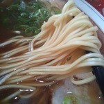中華そば山冨士 - スープの味が強い分、麺の味の存在感を恣意的に押し上げ、バランスを取っている