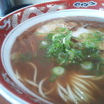 中華そば山冨士 - 華やかで深みのある醤油の旨味がしっかりと響く主張あるスープ