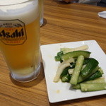 上海湯包小館 - まずは人気の、大根と胡瓜のピリ辛合えでビールを！