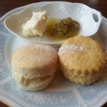 紅茶日和 - クリームティーセット
      クロテッドクリームとキウイジャム