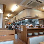 Hachiban Ramen - '14/07/13 入店時の店内‥向こう側にもテーブル席