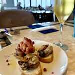 POSILLIPO cucina meridionale - ブルスケッタ・自家燻製オイスター、無添加ベーコンとポルチーニ茸