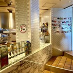 POSILLIPO cucina meridionale - キッチン脇を通り、クランクした廊下を進むと開放的な店内と青い海が待ち受ける