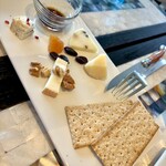 POSILLIPO cucina meridionale - フォルマッジオミスト・ゴルゴンゾーラ、タレッジｮ、ペコリーノペッパー、グランマーゾ、全粒粉クラッカー、ナッツ