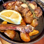 POSILLIPO cucina meridionale - 骨付琉球元豚あぐーロースの炭火焼・ガーリックとハーブでマリネしてグリル