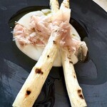 POSILLIPO cucina meridionale - ホワイトアスパラガスの炭火焼・新玉ねぎのピューレとプロシュート