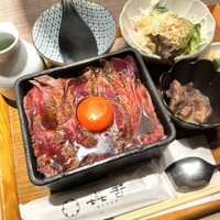 焼肉㐂舌 南船場 - イチボのタタキステーキ重