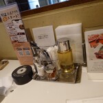 ぴょんぴょん舎 - テーブルの調味料など