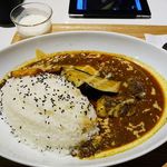 豚肉＆茄子の黒ゴマカリー（ご飯大盛り）　ミニラッシー付き　1