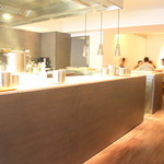 Point - 清潔感溢れるオープンキッチンの奥に席があります。