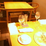 Point - 木のぬくもり感じるテーブル席