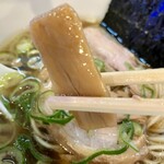 らーめん芝浜 - ラーメンのメンマ、大きくてゴリゴリ食感が心地よい
