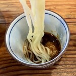 らーめん芝浜 - つけめん、麺の下にだけタレをつける。瑞々しい質感