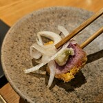 鴨と醸し 鼓道 - 薬味と一緒に食べるとこれまた旨い！！塩麹とタマネギと近江鴨。