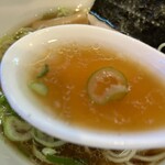 らーめん芝浜 - ラーメンのスープ、ネギと相性抜群