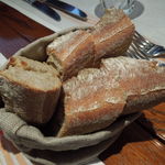 ルグドゥノム ブション リヨネ - フランスから空輸しお店で焼いてるバゲット