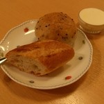 ビストロたけ - コースのパン：胡麻のパンとバケット