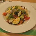 ビストロたけ - コースのサラダ：サーモンと季節の野菜のサラダ