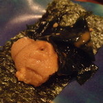 雲丹と若布を海苔で巻いて・・・