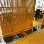 Sushi Soba Tai Kamameshi Fujiya - 廊下の一部はガラス張りの水槽～♪金魚が涼しげに泳いでいましたョ！