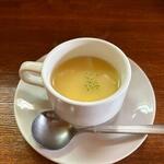 キッチン ポアレ - ーカウンター越しにご主人がテキパキと料理を作るの見てると、先ずは日替わりランチのスープが運ばれて来ました。