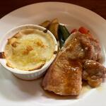 キッチン ポアレ - 料理写真:サラダをいただいてるとご飯と一緒にこの日のメインの料理が運ばれて来ました。