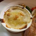 キッチン ポアレ - もう一品はグラタン、中にマカロニと粗挽きソーセージの入ったグラタンでした。