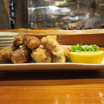 魚虎 - 手羽先唐揚 858円(タレ・塩)