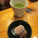 魚虎 - 生チョコアイス 400円、熱々の美味しいお茶 0円