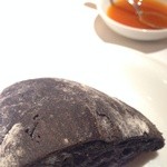 ワインバー＆レストラン ブルディガラ ハービスPLAZA店 - イカスミとオリーブのパン ドライトマトのソース添え