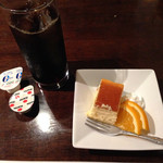 まあるい - アイスコーヒー、チーズケーキ
食べかけじゃないよ^^;