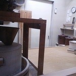 純手打ち十割そば 蕎澤 - 電動石臼と蕎麦打ち場。